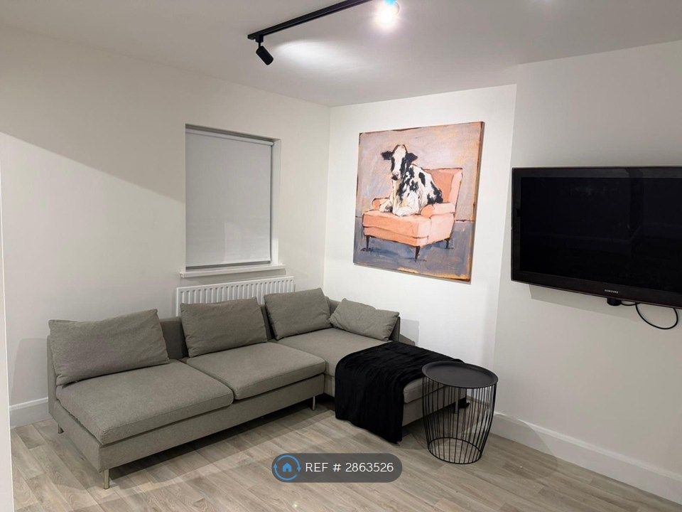 Property photo 3 of 28 Living Room