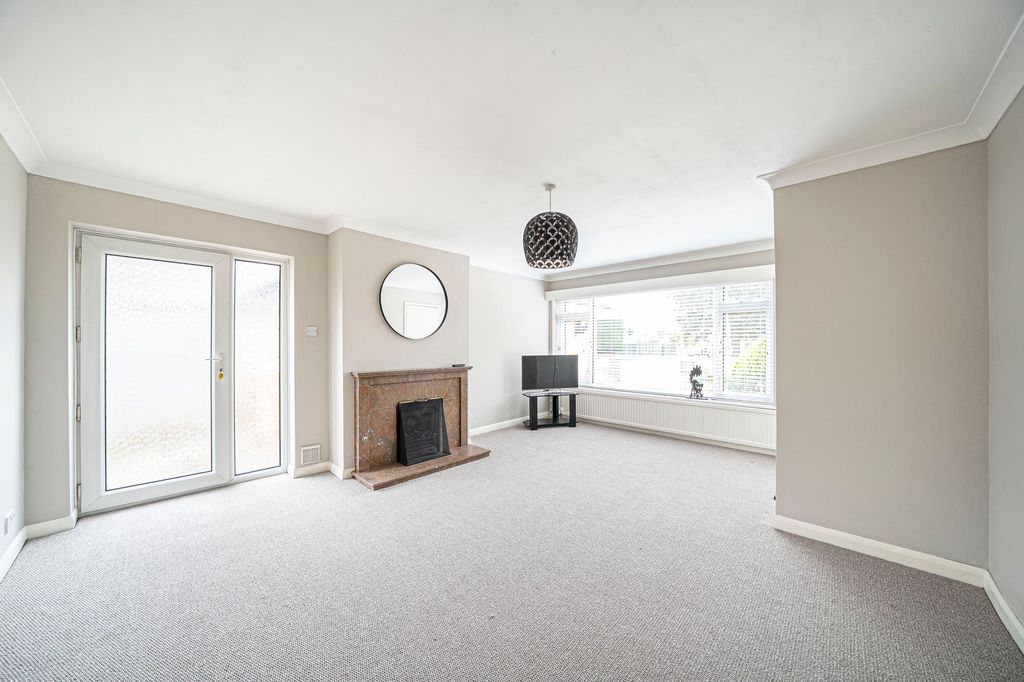 Property photo 1 of 20 Living Room