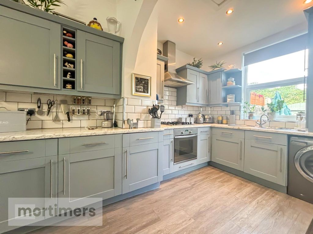 Property photo 2 of 18 Kitchen