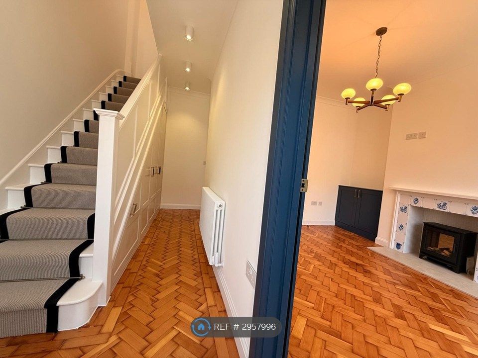 Property photo 3 of 15 Entrance Hallway