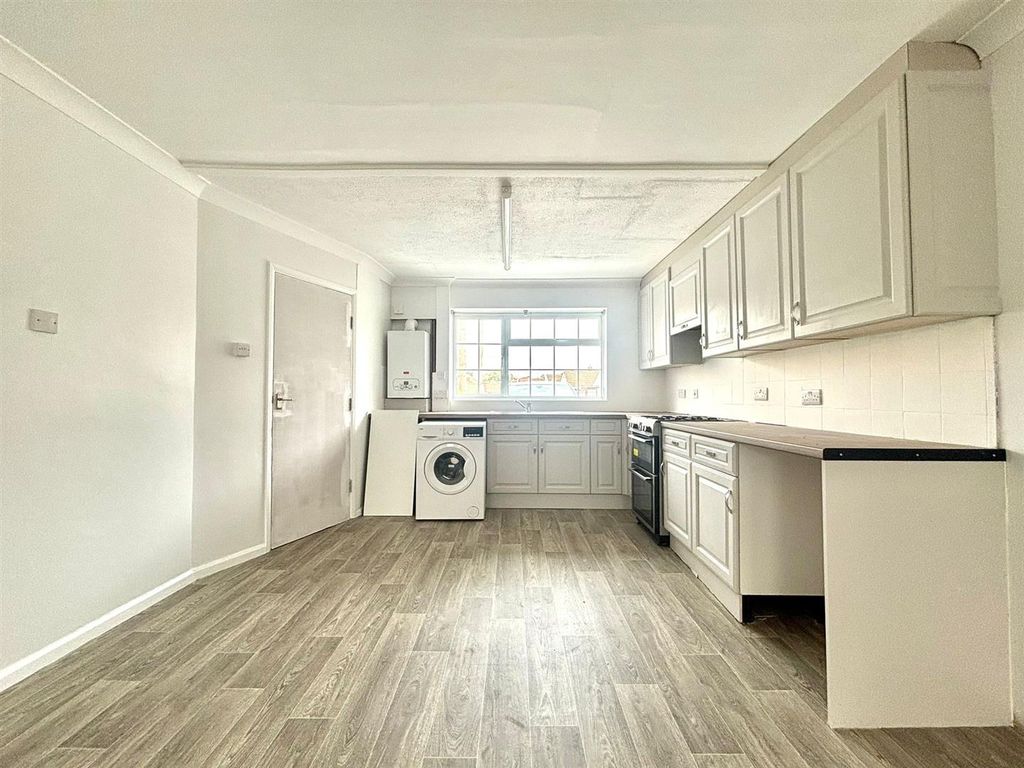 Property photo 3 of 10 Kitchen.Jpeg