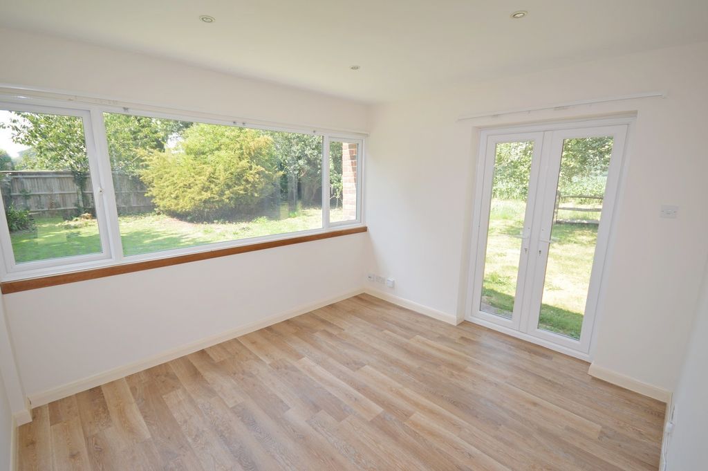 Property photo 2 of 7 Living Room Bungalow To Rent In West Wittering