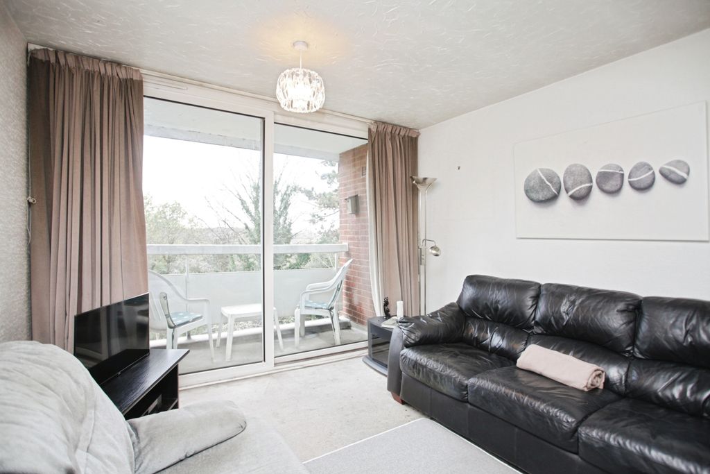 Property photo 3 of 15 Lounge