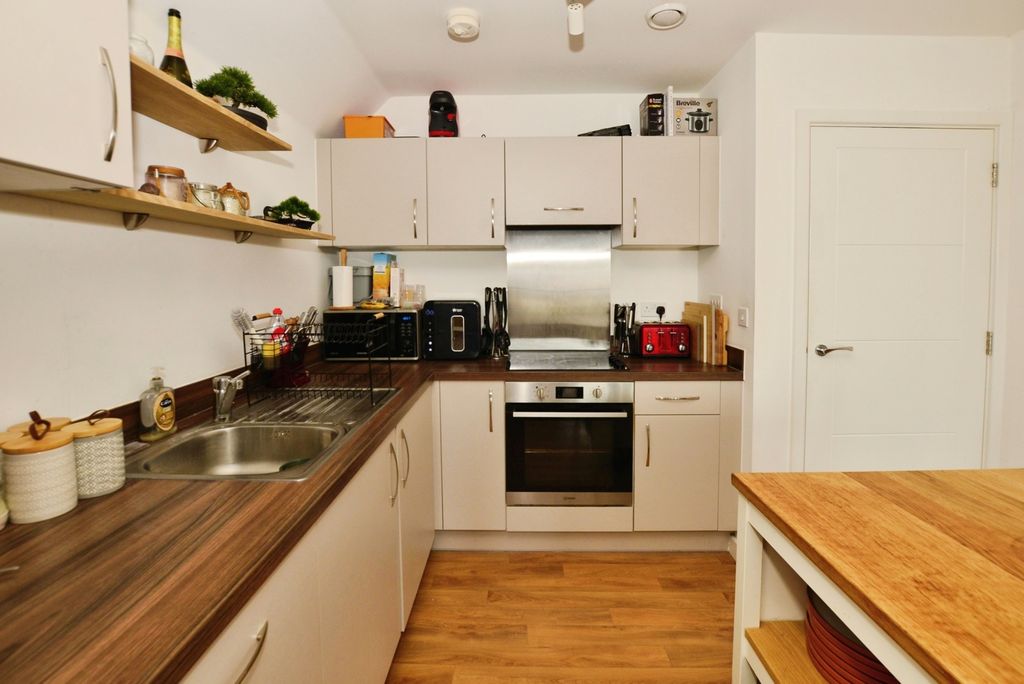 Property photo 3 of 16 Kitchen