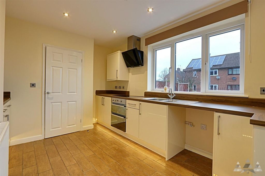 Property photo 3 of 14 Kitchen