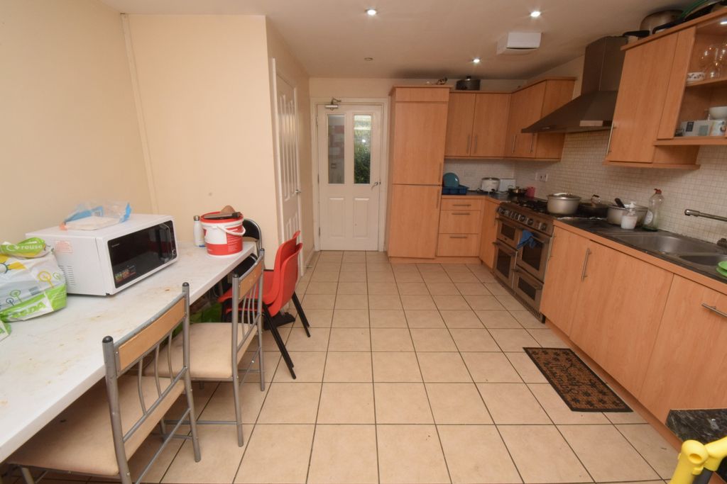 Property photo 3 of 8 Kitchen