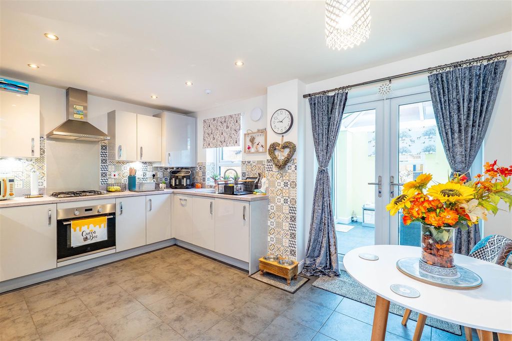 Property photo 3 of 21 Kitchen/Dining Room