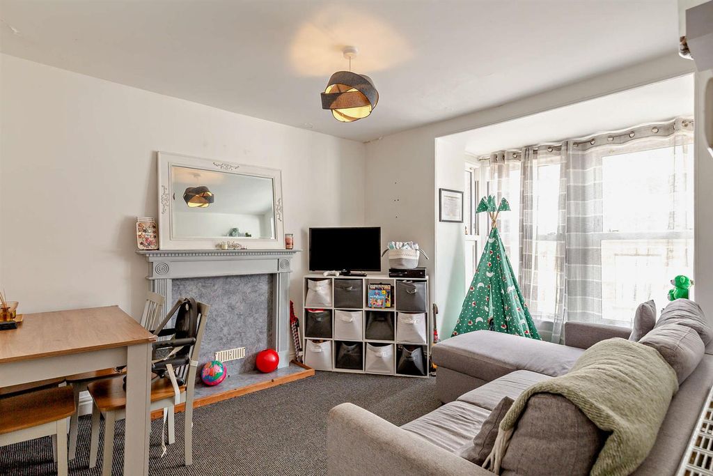 Property photo 3 of 10 8687880-Interior06-800.Jpg