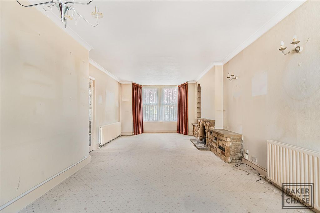 Property photo 3 of 36 Lounge