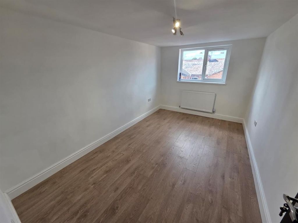 Property photo 3 of 8 Bright, Spacious Room With Modern Wood Flooring...