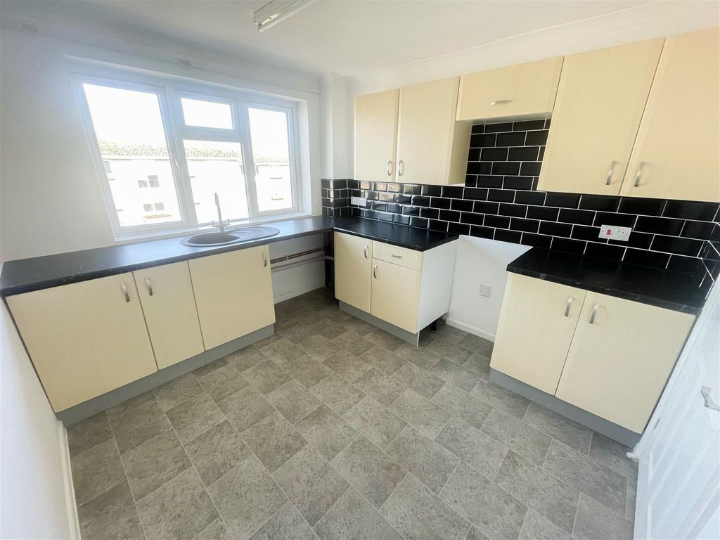 Property photo 2 of 5 Kitchen