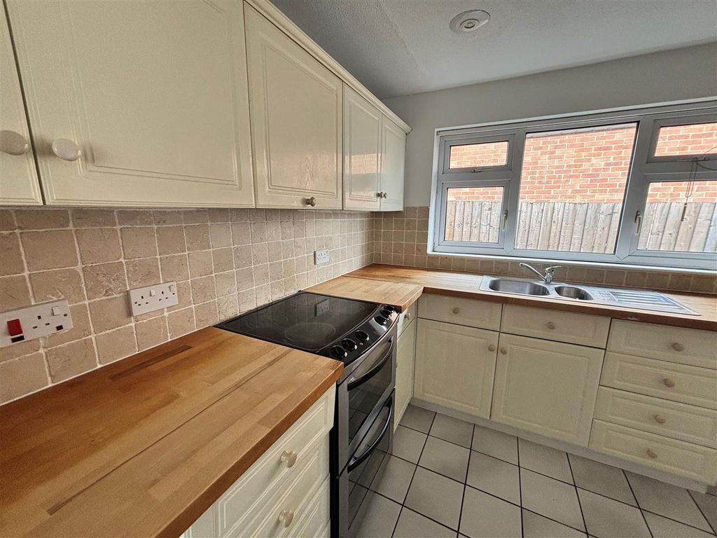 Property photo 3 of 16 Kitchen 2.Jpg