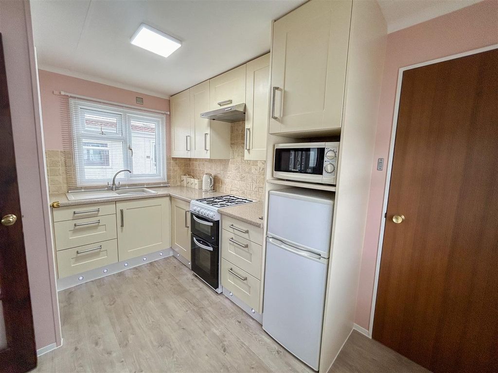 Property photo 3 of 10 Kitchen