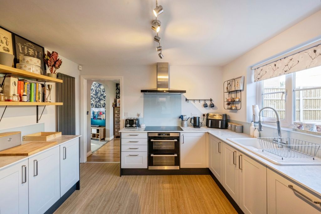 Property photo 3 of 17 Kitchen