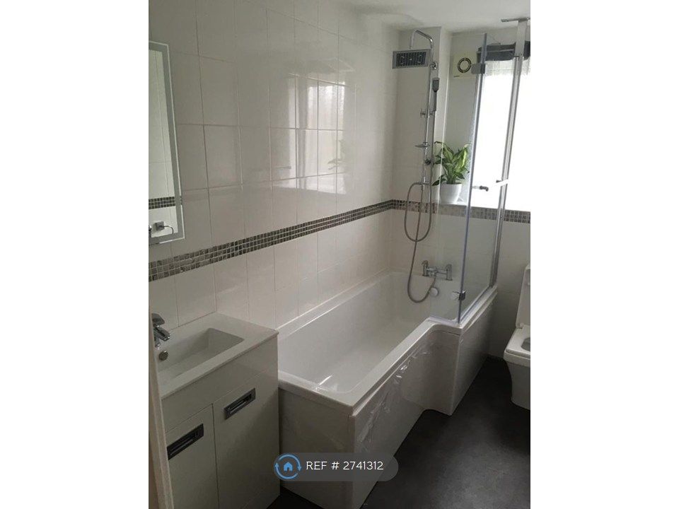 Property photo 3 of 18 Bath/Shower Room