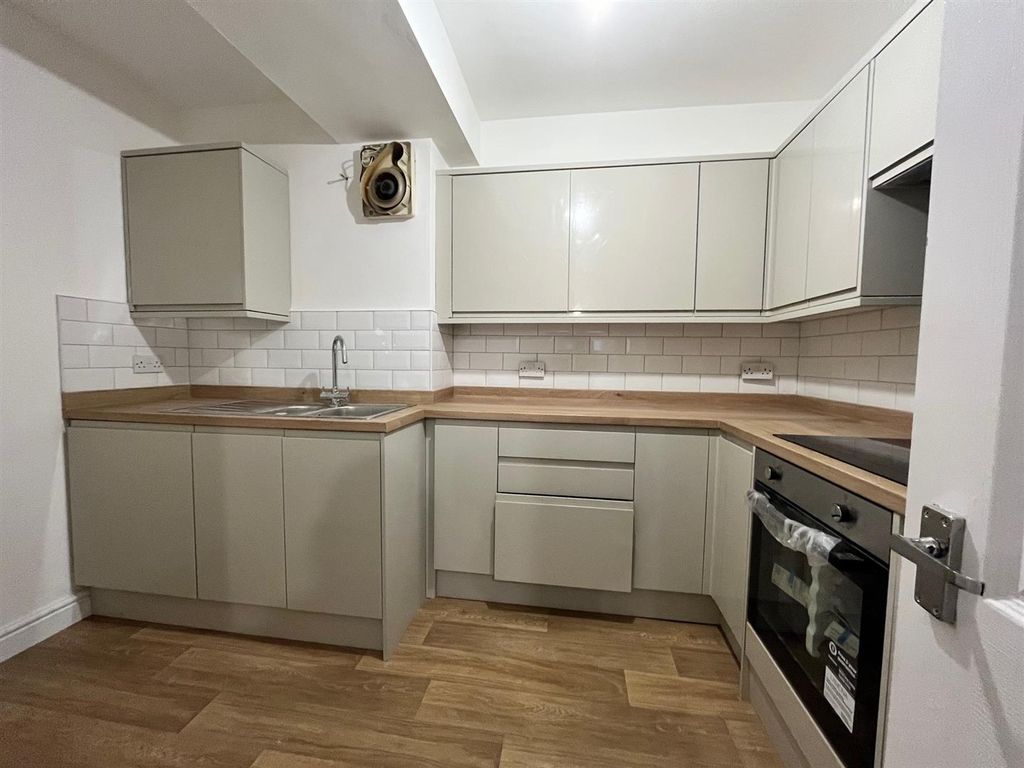 Property photo 2 of 11 Kitchen