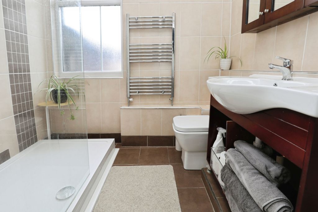 Property photo 2 of 28