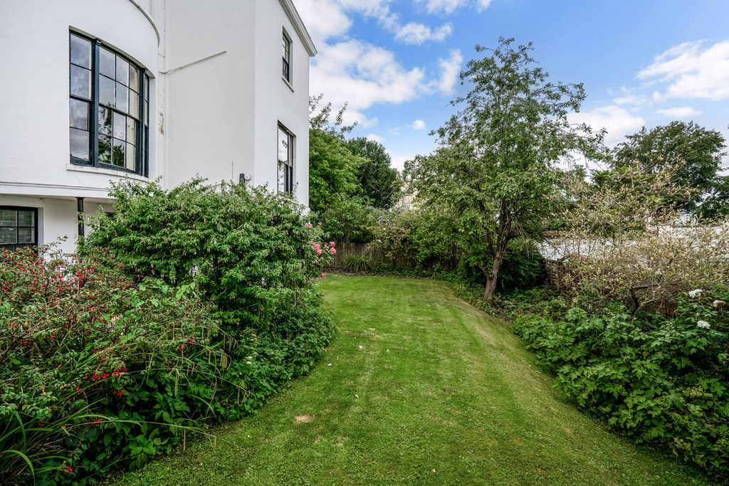 Property photo 2 of 30