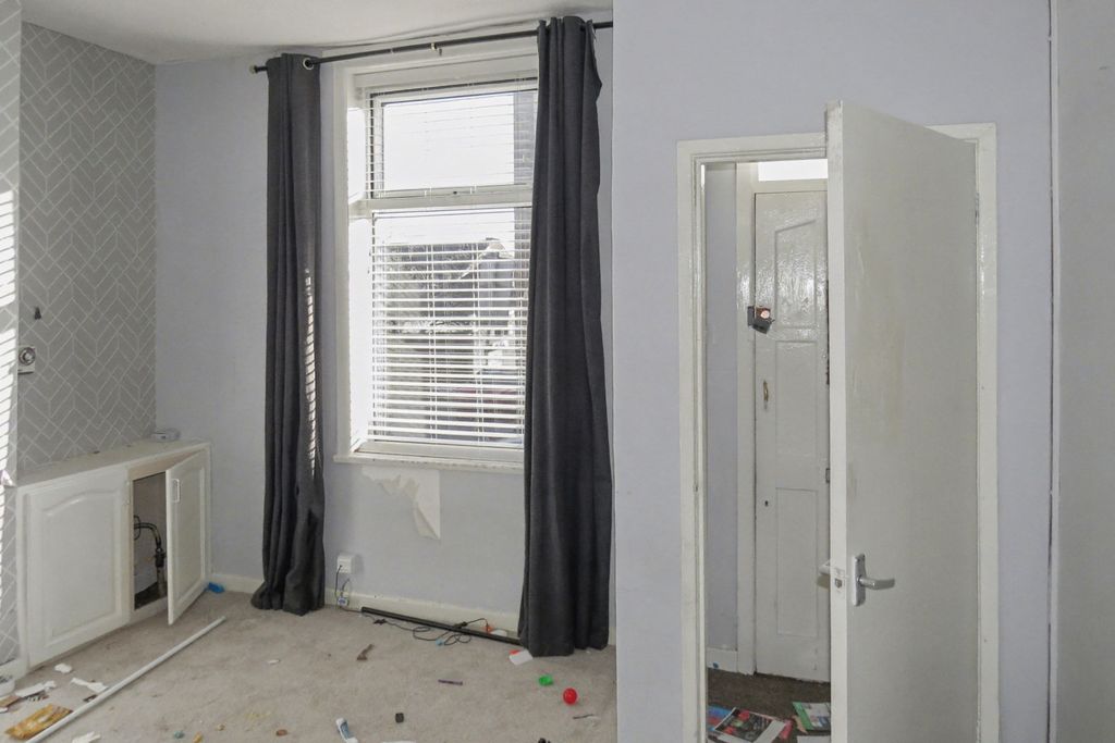 Property photo 2 of 11 12 Devonport Road, Blackburn, Lancashire, Bb2 1Ej