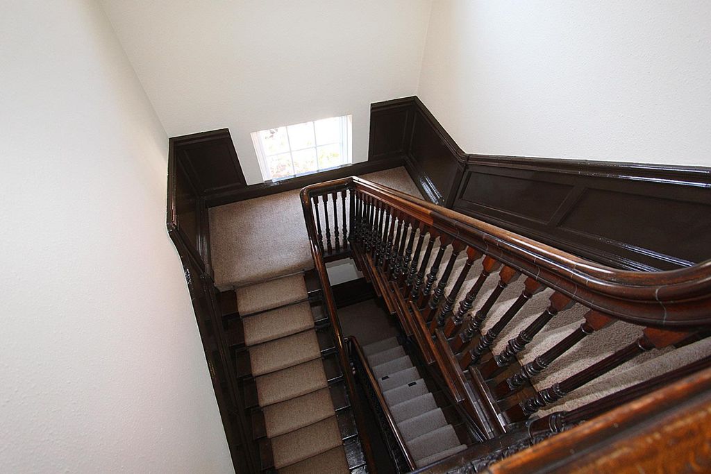 Property photo 3 of 10 Staircase