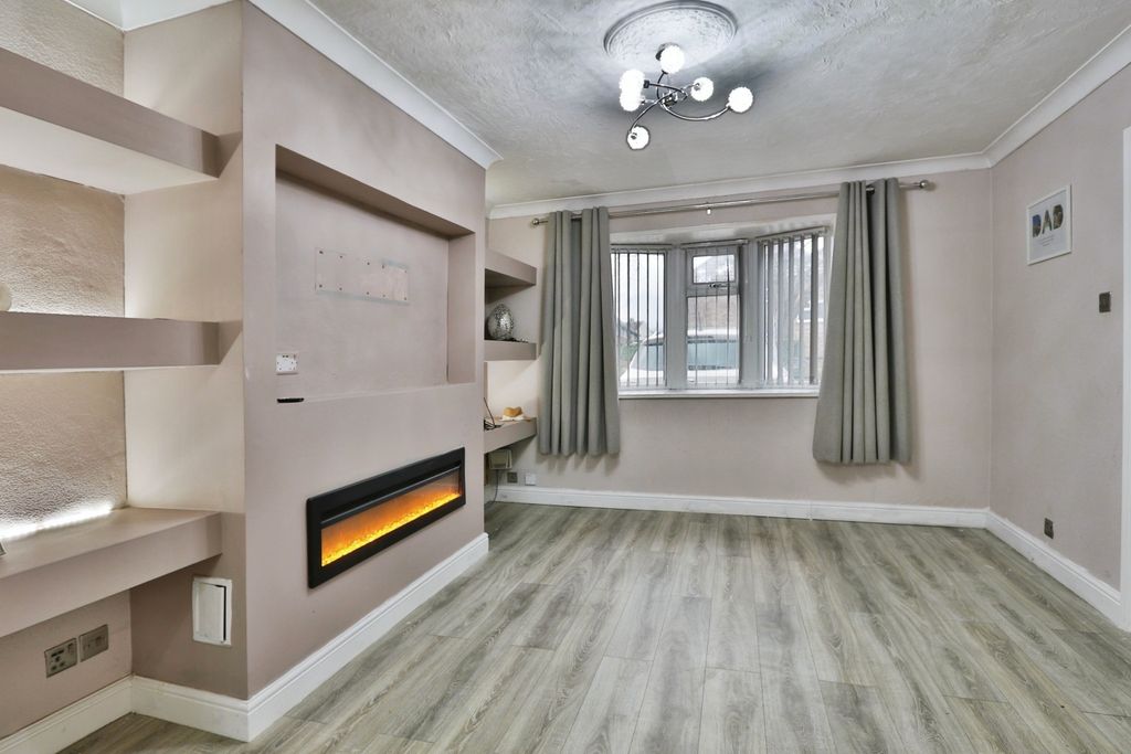 Property photo 2 of 12 3944824