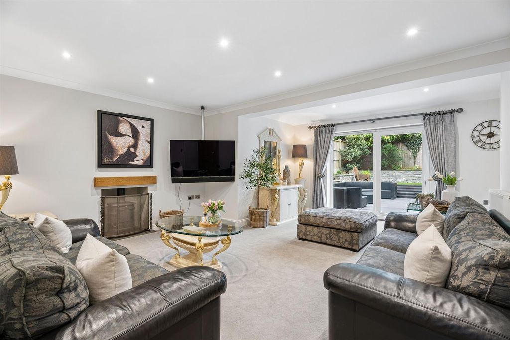 Property photo 2 of 26 Sitting Room