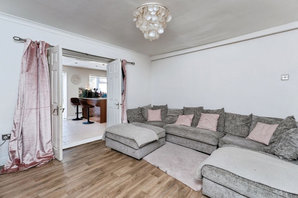 Property photo 2 of 15 Lounge