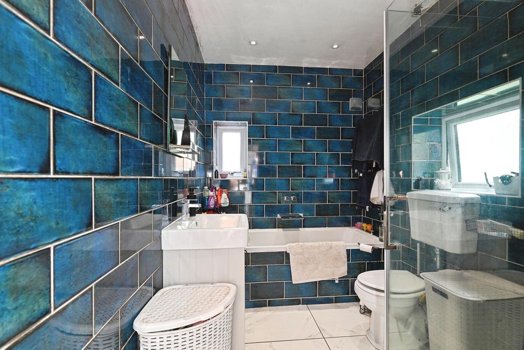 Property photo 2 of 17 Family Bathroom