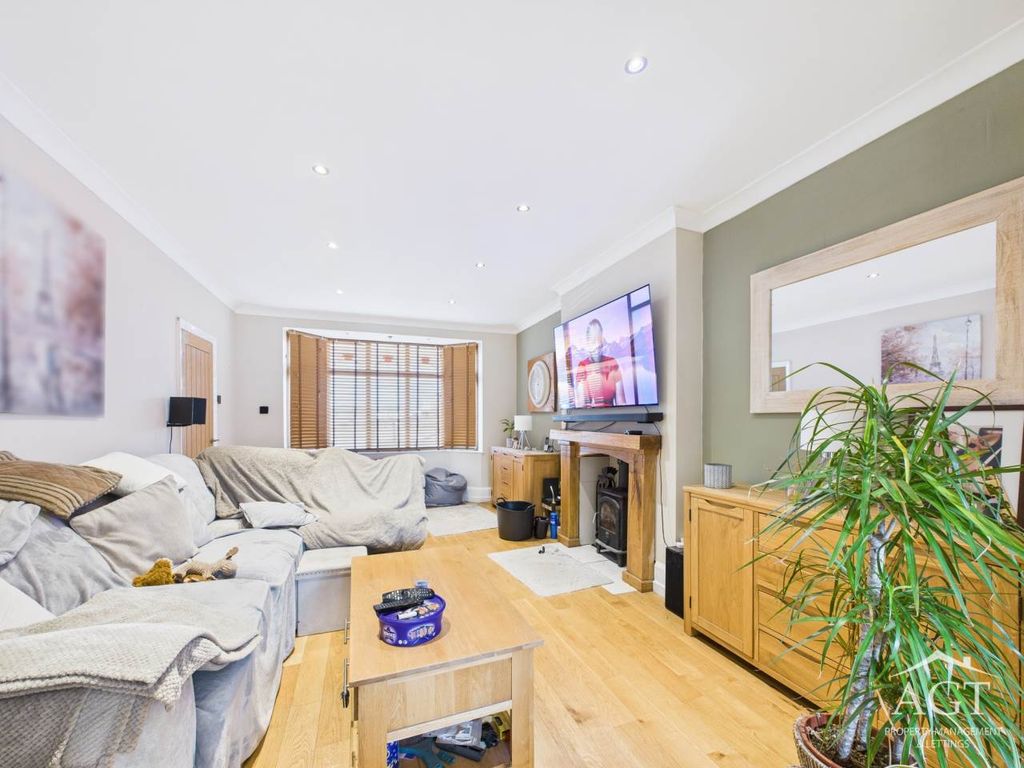 Property photo 3 of 13 Lounge