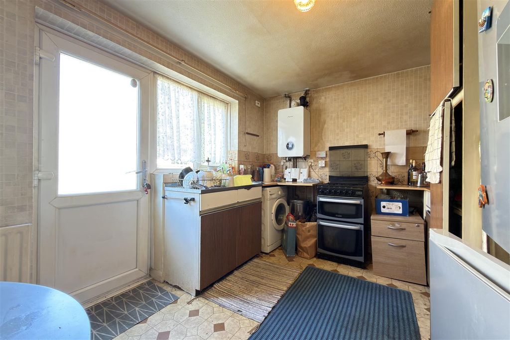 Property photo 3 of 19 Kitchen