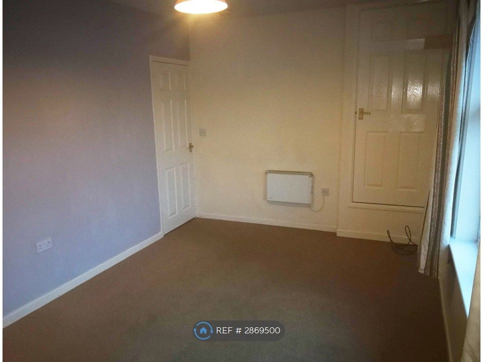 Property photo 3 of 6 Living/Bedroom