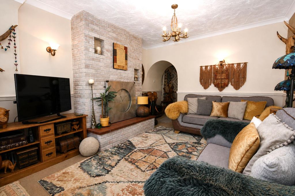 Property photo 2 of 26 40Fe71Fe-8B95-4F41-B94c-F5E3F802F1Fd.Png