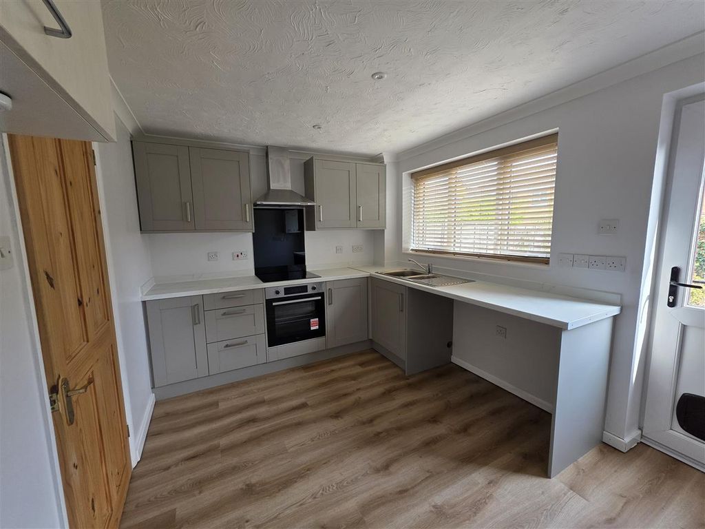 Property photo 3 of 11 Kitchen