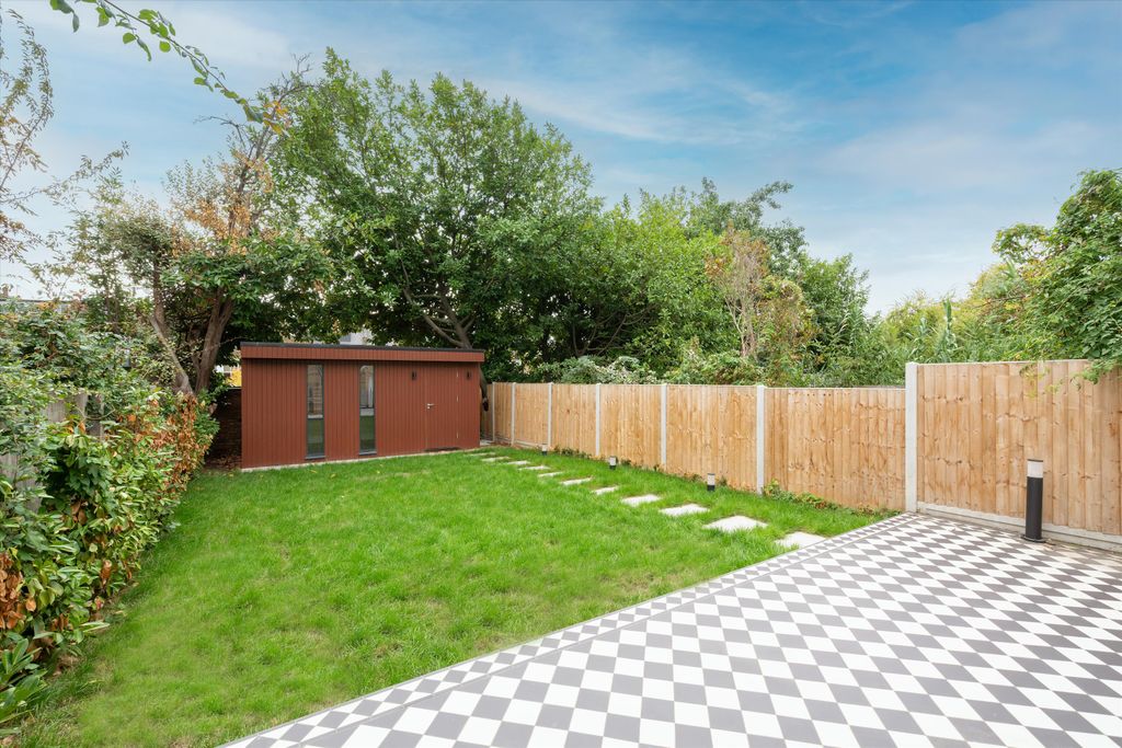 Property photo 2 of 18 Image