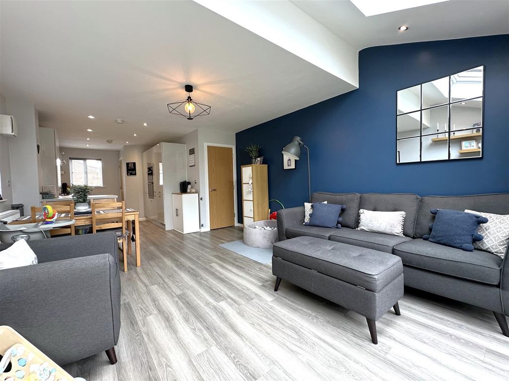 Property photo 2 of 21 Superb Open-Plan Living Space 980