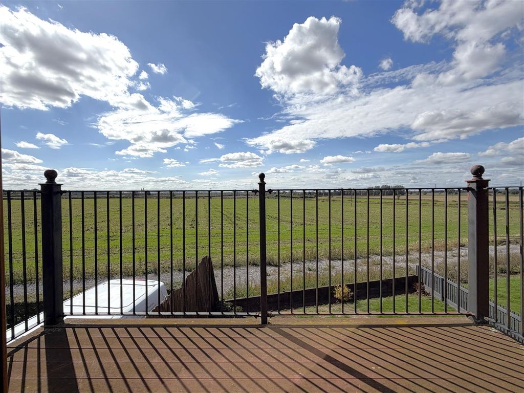 Property photo 3 of 15 Impressive Balcony 922