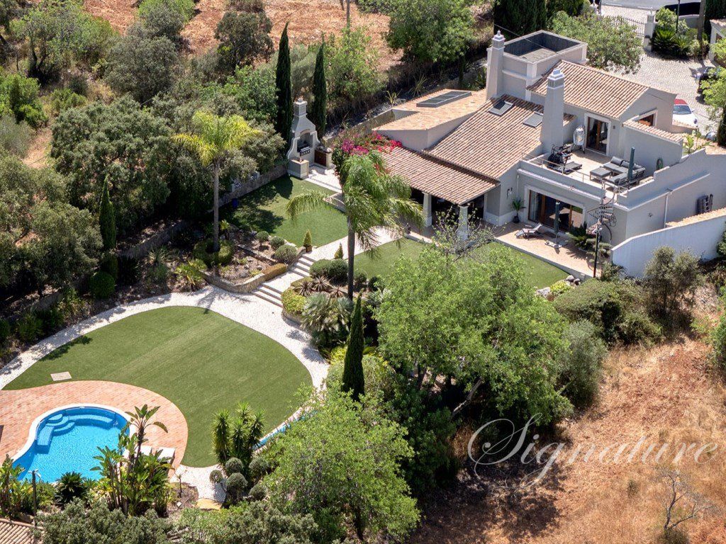 Property photo 1 of 31 An Elegant 3-Bedroom Villa In The Santa Bárbara De Nexe Countryside