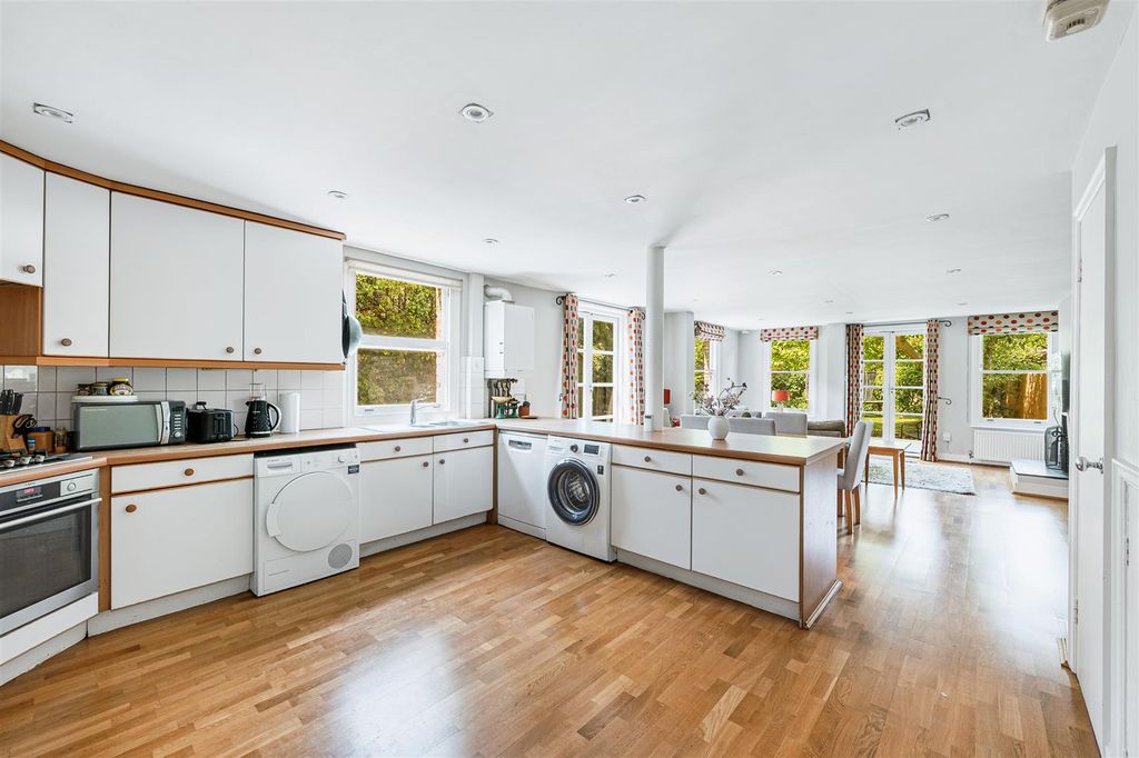 Property photo 2 of 17 70 Chaucer Road-7.Jpg