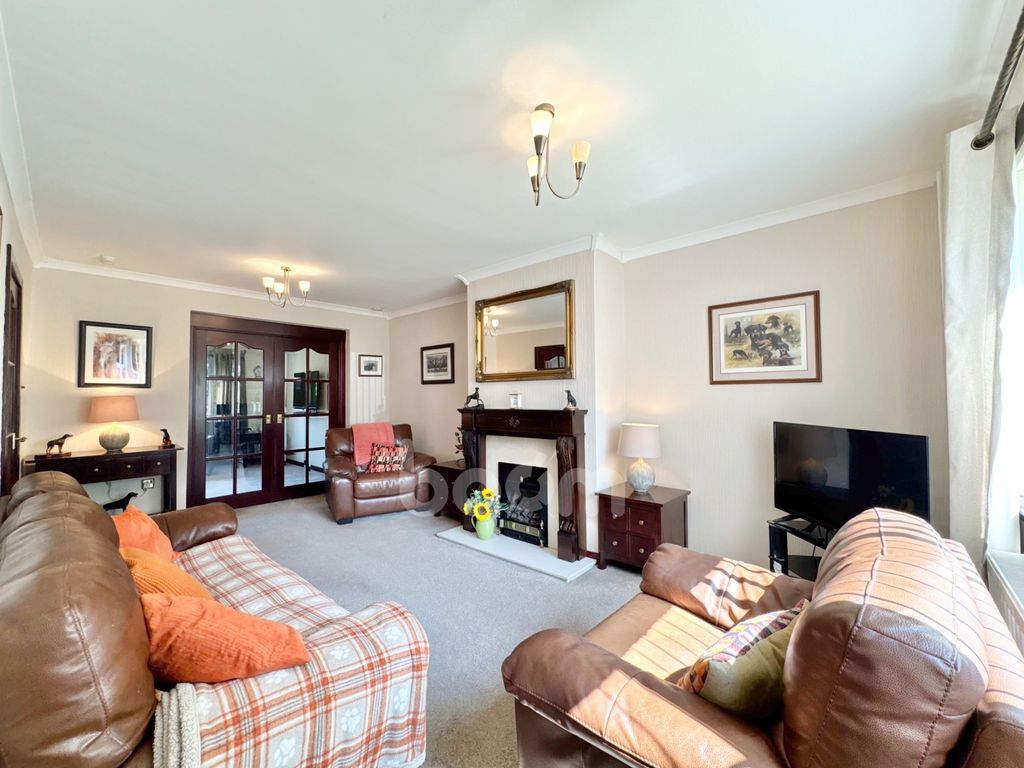 Property photo 2 of 29 Langside Drive, Kilbarchan Lounge Picture