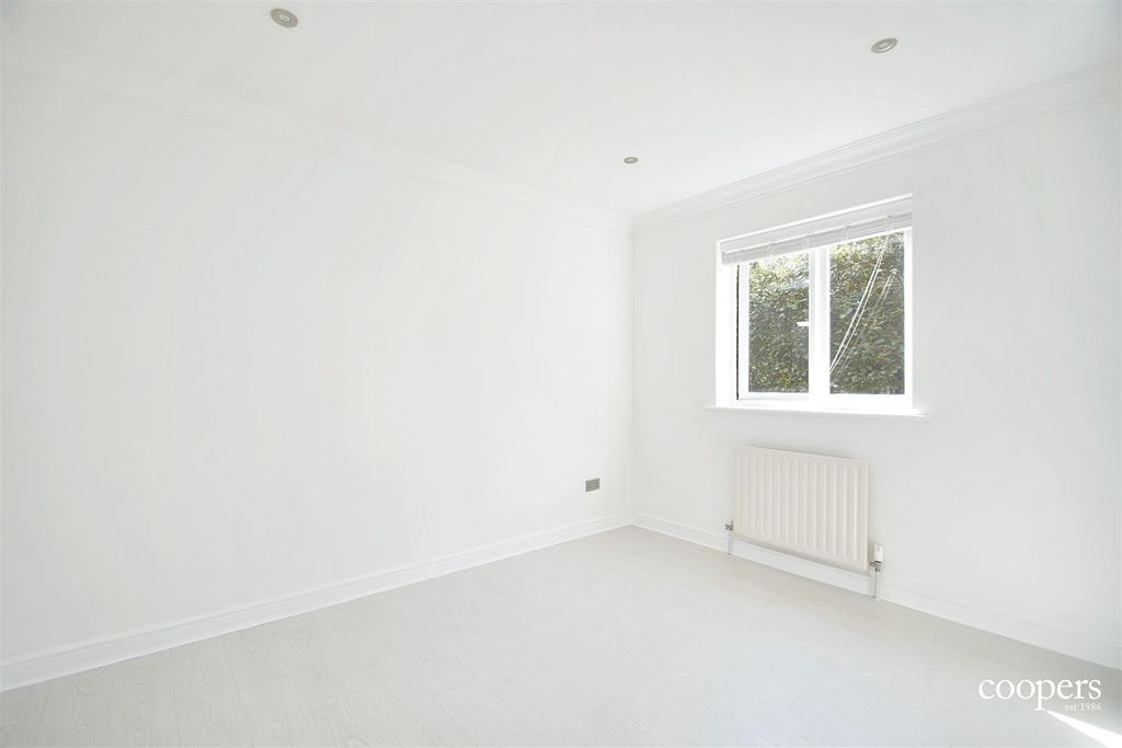 Property photo 3 of 9 Bedroom