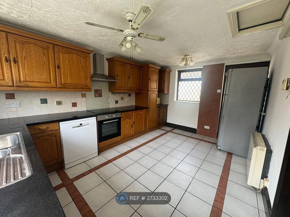 Property photo 3 of 9 Kitchen