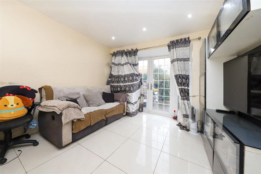 Property photo 2 of 7 Living Room