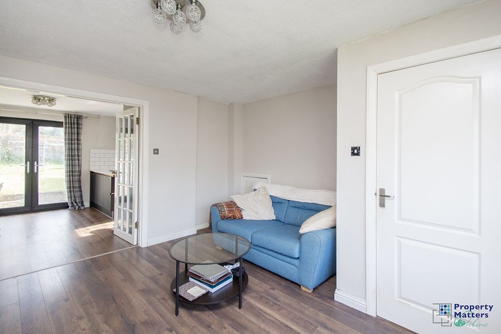 Property photo 3 of 16 Lounge