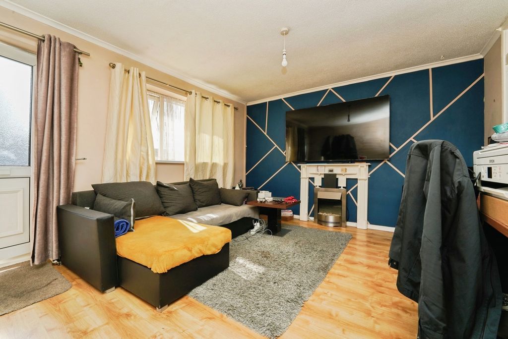 Property photo 2 of 17 Lounge