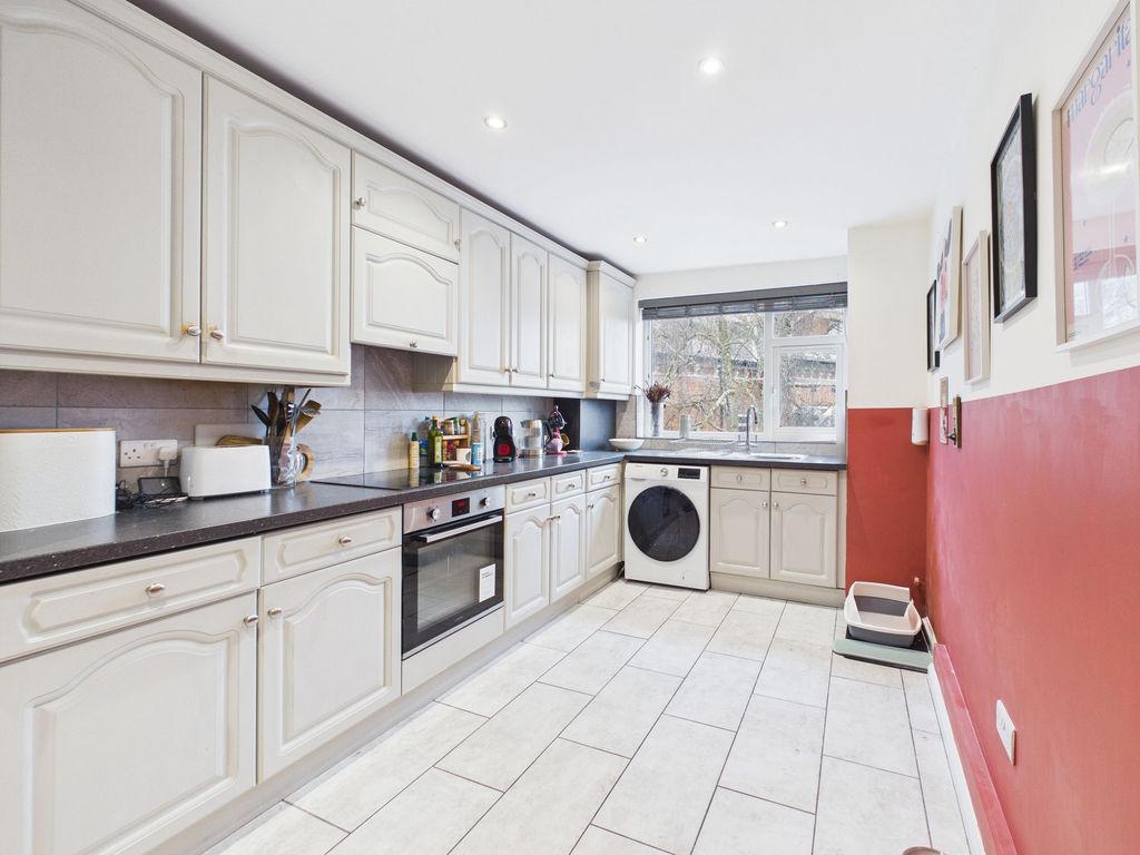 Property photo 3 of 12 Kitchen