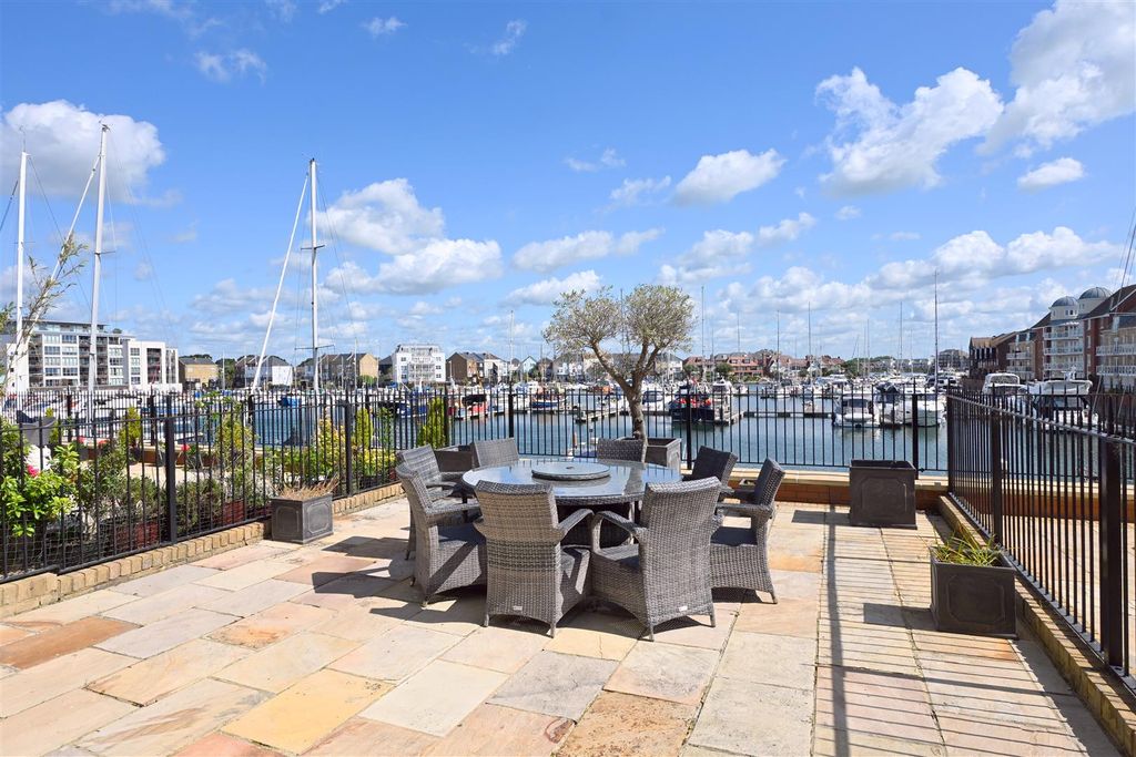 Property photo 2 of 34 Waterside Patioterrace