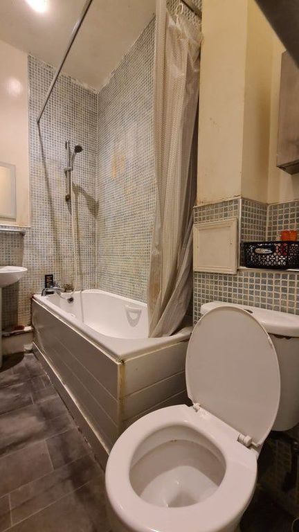 Property photo 3 of 9 Shared Bathroom