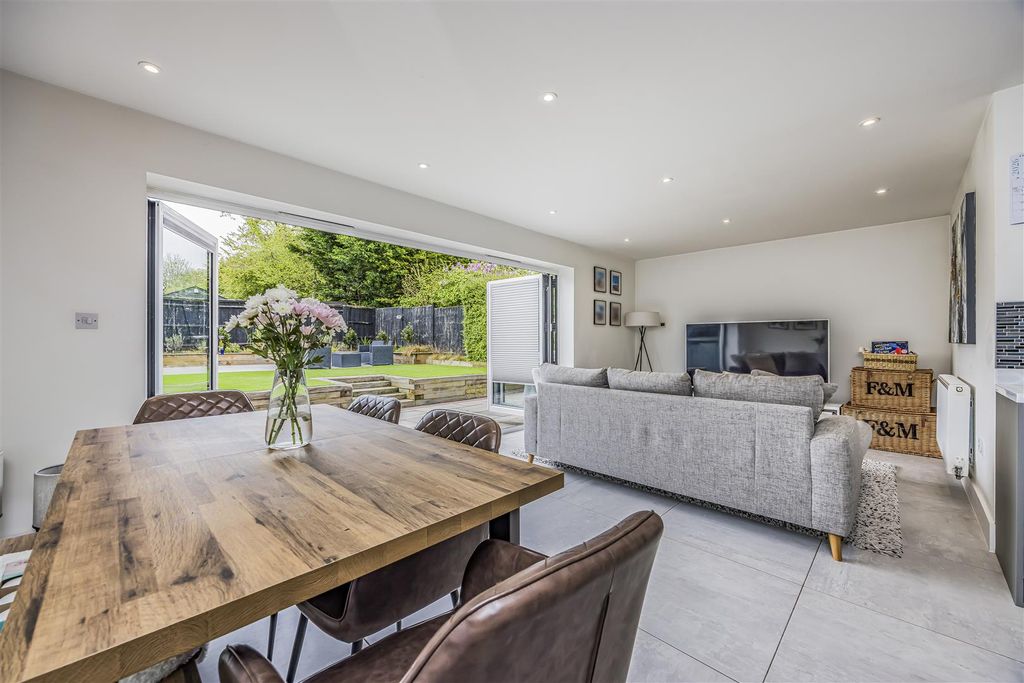 Property photo 3 of 22 14 Trafalgar Rise, Clanfield-Porticomarketing-Sold