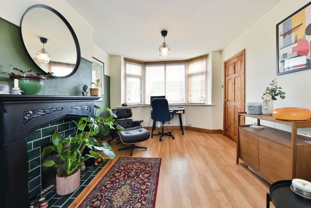 Property photo 3 of 17 Lounge