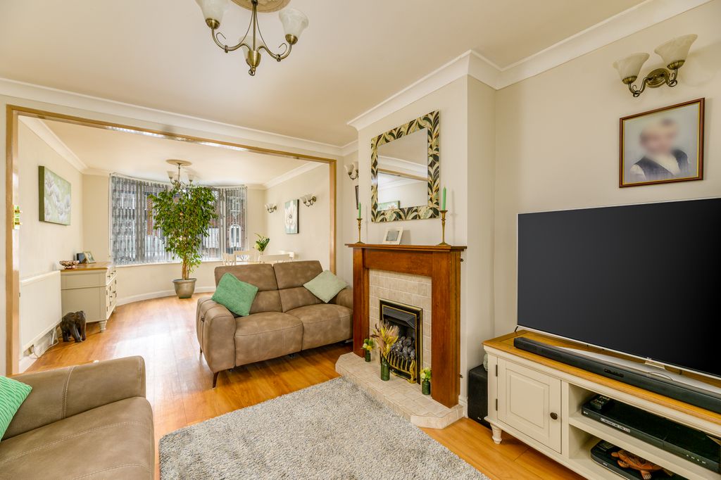 Property photo 2 of 33 04